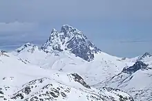Photographie d'un sommet enneigé.