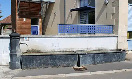 La fontaine de la mairie.