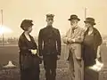 Melville Bell Grosvenor (au centre) avec sa mère Elsie May Bell (à droite) et ses grands-parents Mabel et Alexander Graham Bell lors d'une visite à l'Académie navale d'Annapolis