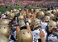 Le huddle de l'équipe universitaire de football américain de la Navy avant une rencontre contre Maryland en 2010.