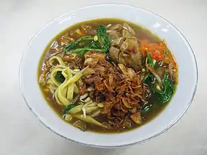 Bawang goreng sur une mie kangkung (soupe de nouilles et de légumes).