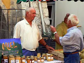 Miel sur le marché de Buis-les-Baronnies en Drôme provençale.