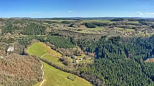 Vue générale de l'ancienne abbaye avec, au premier plan, le jardin carré et le ruisseau de Château-Renaud aboutissant dans le creux Billard à gauche.