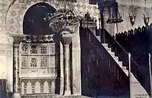 Photographie du mihrab et du minbar d'après une carte postale de 1930. Ce dernier, en bois sculpté, est une chaire à prêcher en forme d'escalier, qui est surmonté d'un siège pour l'imam.