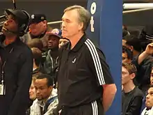 Mike D'Antoni, debout