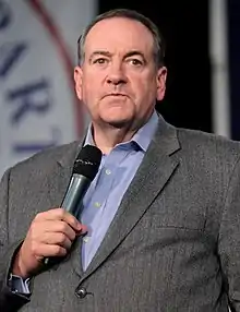 Mike Huckabee, gouverneur de l'Arkansas de 1996 à 2007. Il entre dans la course le 5 mai 2015 et suspend sa campagne le 1er février 2016.