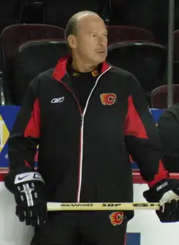 Photographie de Mike Keenan, entraîneur des Flames de Calgary.