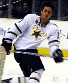 Photographie de Mike Ribeiro avec le maillot des Stars de Dallas en train de faire un lancer.