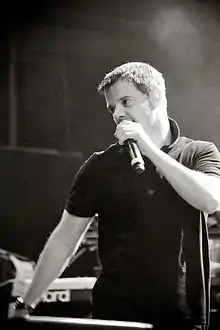 Description de l'image Mike Skinner of The Streets live at Parklife, Sydney 2011.jpg.