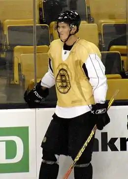 Photographie de Mikko Lehtonen avec les Bruins de Boston
