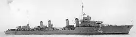 Photographie noir et blanc d'un navire de guerre à l'ancre.