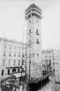 Le campanile, lors de la démolition