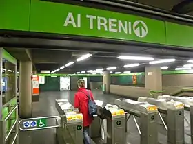 Les tourniquets de la mezzanine donnant accès aux quais.