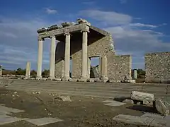 Stoa ionique sur la voie Sacrée