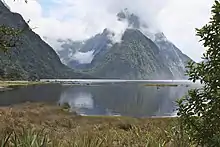 Simbad Gully, une vallée dans les montagnes vue avec un fjord en avant plan.