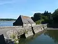 Le moulin, entre son étang et l'Aven.