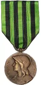 Médaille commémorative de la guerre 1870-1871. Médaille en bronze, portant au revers « Aux défenseurs de la Patrie » et le millésime "1870-1871".