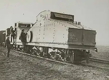 Un locotracteur blindé Crochat à voie de 60 cm, durant la Première Guerre mondiale.