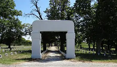 Une des portes du cimetière