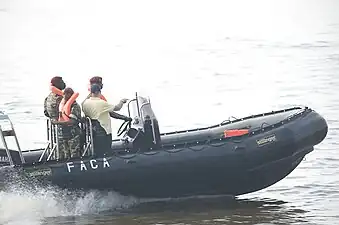 Bateau semi-rigide du Deuxième bataillon des forces terrestres centrafricaine sur la rivière Oubangui en 2010.