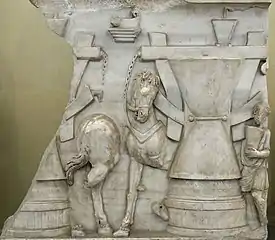 Moulin à broyer d’époque hellénistique actionné par un cheval. Détail d'un sarcophage romain du IIIe siècle. Musées du Vatican