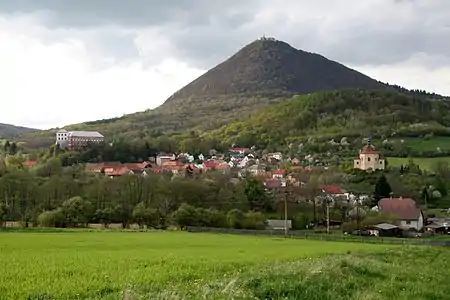 Mont Milešovka dominant le village de Milešov.