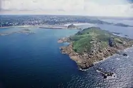 Vue depuis le N-O. En arrière-plan de g. à dr. : plage de Porz Termen et en face d'elle le rocher de Radénec ; port de Trébeurden ; plage de Tresmeur ; pointe de Bihit.