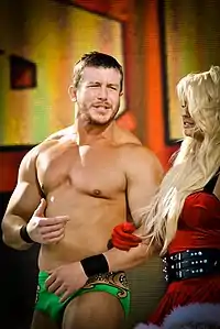 Photographie du catcheur Ted DiBiase Jr, accompagné de Maryse Ouellet.