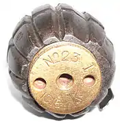 Le modèle de vis de fond vissé sur cette grenade est assez peu courant. Il y a 3 trous alignés : les deux extrêmes pour l'outil de serrage et le central, fileté, pour l'insertion de la baguette pour le tir au fusil.