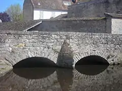 Le pont de la Corne près du château sur l’École.