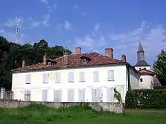 Maison noble du XVIe siècle, la plus ancienne de Mimizan, ayant certainement servi à loger les moines du prieuré bénédictin.