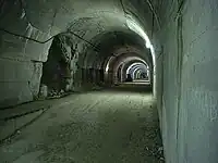 Le même tunnel aujourd'hui ; le niveau du sol a été surélevé jusqu'au niveau des plateformes de déchargement visibles à gauche.