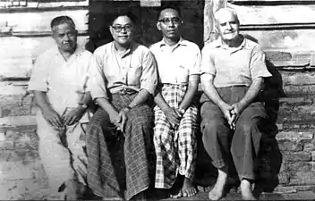 À partir de la gauche : Bohmu Ba Shin, U Bo-Kay, Min Thu Wun et Gordon Luce.