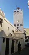 Vue sur le minaret de la grande mosquée depuis une ruelle.