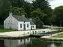 Photographie en couleurs d’une maison éclusière au bord du Blavet.