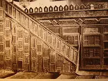 Ancienne carte postale du minbar et de la maqsura. L'état de la chaire, en forme d'escalier, est antérieur à sa restauration au début du vingtième siècle.