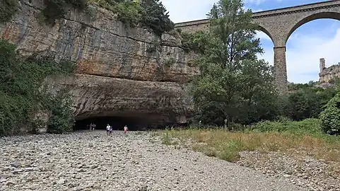 Pont naturel sur la Cesse