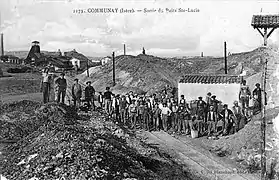 Sortie du puits Sainte-Lucie (à droite) en 1911. Le puits Espérance est visible au fond à gauche.