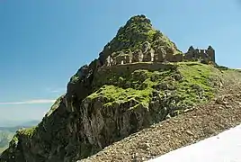 Bâtiments et installations minières vers 2 400 m, sur une vire de ce piton rocheux. Les bâtiments (cantine, dortoirs, etc.) ont été édifiés sur une vire d'une dizaine de mètres de large, surplombant des précipices.