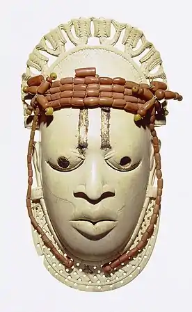 Masque en ivoire du Bénin, avec perles de corail, représentant Idia (Linden Museum, Stuttgart)
