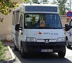 minibus en stationnement