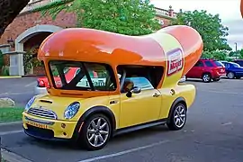 Une Mini aménagée en Wienermobile.