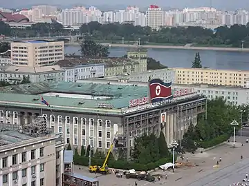 Quartier Général du Comité Central du Parti du travail de Corée, avec le portrait de Kim Il-sung sur sa façade.