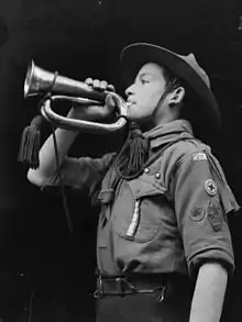 Scout du Royaume-uni, durant la Première Guerre mondiale, sonnant au clairon le All Clear, après une attaque aérienne.