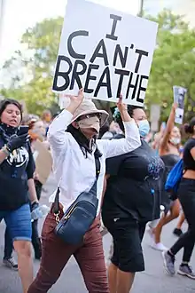 Un manifestant tenant un panneau avec écrit I can't breathe lors des manifestations à Minneapolis liées à la mort de George Floyd.