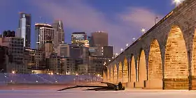 Vue du Stone Arch Bridge avec le Central Business District de Minneapolis au second plan.