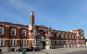 Façade d'un bâtiment en briques rouges