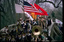 Accompagné par une fanfare, défilé en costume sur le North Bridge pour le bicentenaire en 1975.