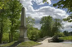 Réplique du North Bridge, le pont de bois, avec deux monuments à proximité.