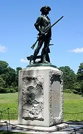 Statue du minuteman Isaac Davis, également armé.